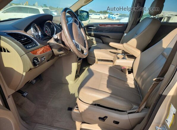 2C4RC1CG1GR283506 2016 CHRYSLER TOWN Золотой Вид салона спереди