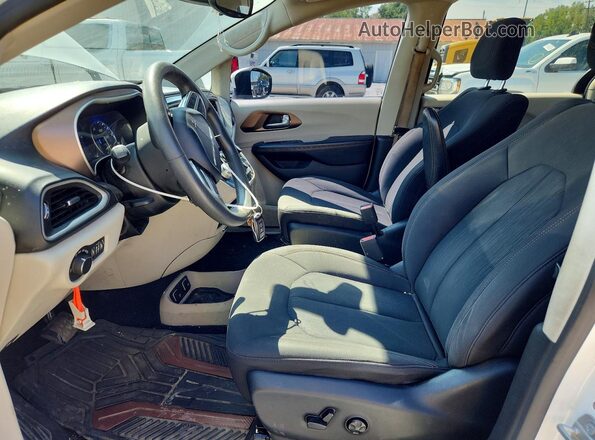 2C4RC1DG7HR845103 2017 CHRYSLER PACIFICA Белый Вид салона спереди