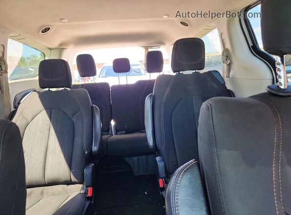 2C4RC1DG7HR845103 2017 CHRYSLER PACIFICA Белый Вид задних сидений