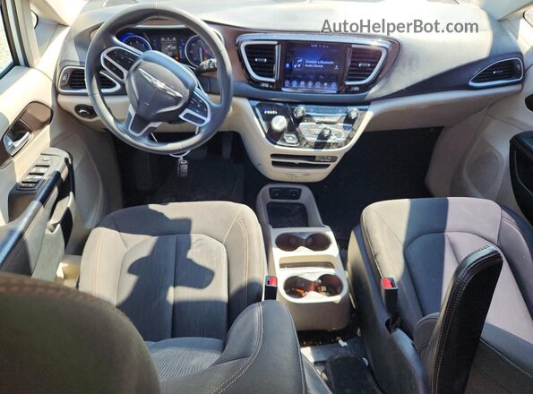 2C4RC1DG7HR845103 2017 CHRYSLER PACIFICA Белый Вид панели приборов