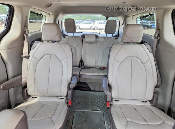 2C4RC1EG5HR757326 2017 CHRYSLER PACIFICA Gray Widok tylnych siedzeń