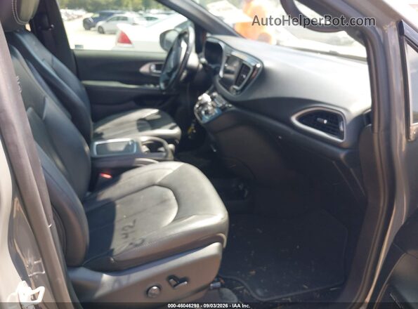 2C4RC1EG6LR204242 2020 CHRYSLER PACIFICA Gray Front interior view