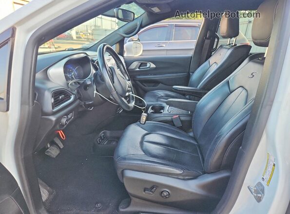 2C4RC1EGXKR613990 2019 CHRYSLER PACIFICA White Вид салону спереду