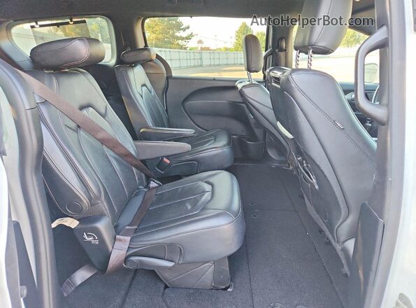 2C4RC1EGXKR613990 2019 CHRYSLER PACIFICA White Вид задньої частини салону