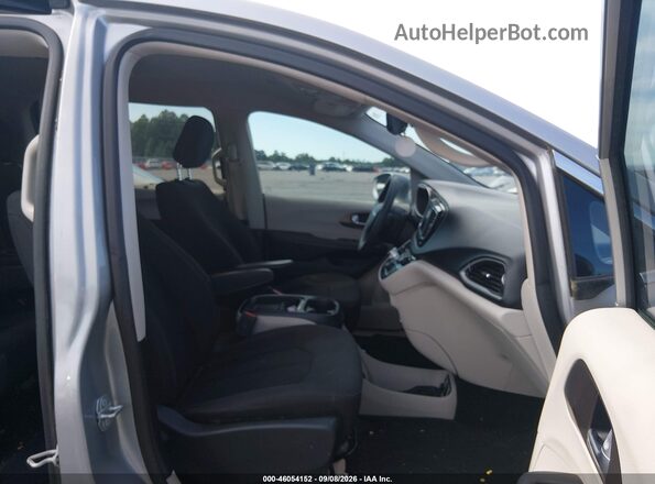 2C4RC1FG4JR174444 2018 CHRYSLER PACIFICA Серебряный Вид салона спереди