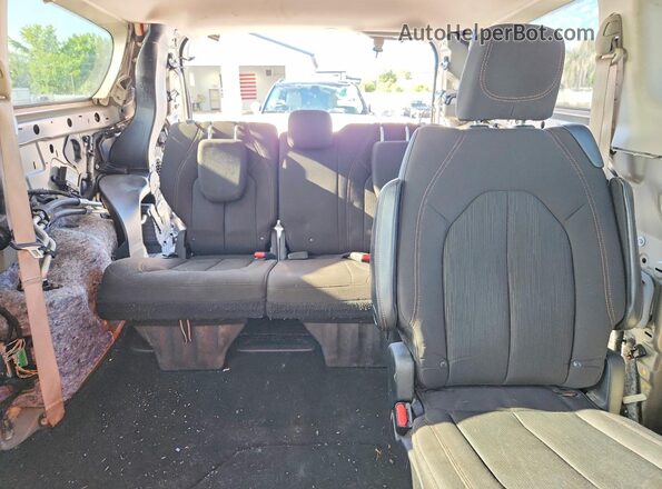 2C4RC1FGXJR256923 2018 CHRYSLER PACIFICA Gray Rear seats view