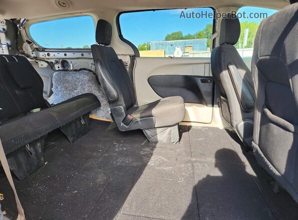 2C4RC1FGXJR256923 2018 CHRYSLER PACIFICA Gray Rear interior view