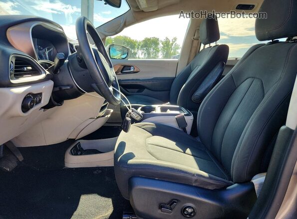 2C4RC1FGXJR256923 2018 CHRYSLER PACIFICA Gray Front interior view