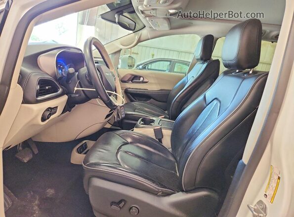 2C4RC1GG3HR695471 2017 CHRYSLER PACIFICA White Front interior view
