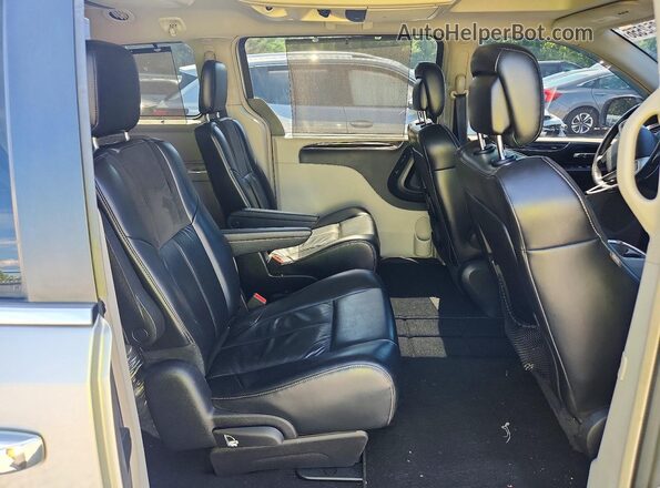 2C4RC1GG7GR264064 2016 CHRYSLER TOWN Серебряный Вид задней части салона