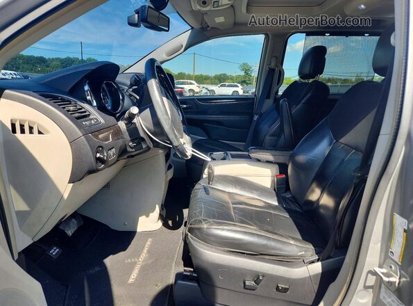 2C4RC1GG7GR264064 2016 CHRYSLER TOWN Серебряный Вид салона спереди