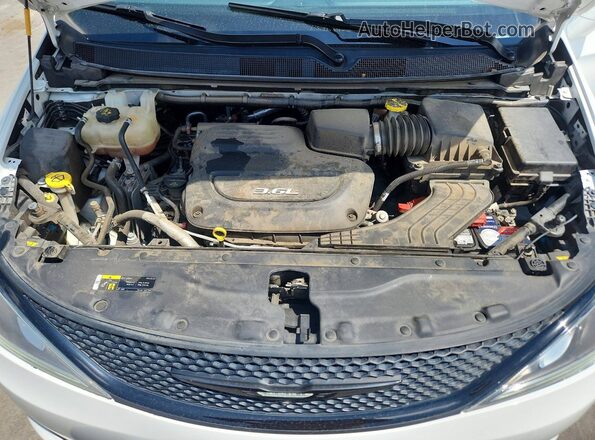2C4RC1GG9JR339645 2018 CHRYSLER PACIFICA White ძრავის განყოფილების ხედი