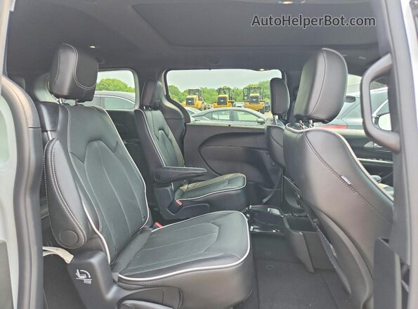 2C4RC1GG9VR567778 2027 CHRYSLER PACIFICA White Widok wnętrza z tyłu