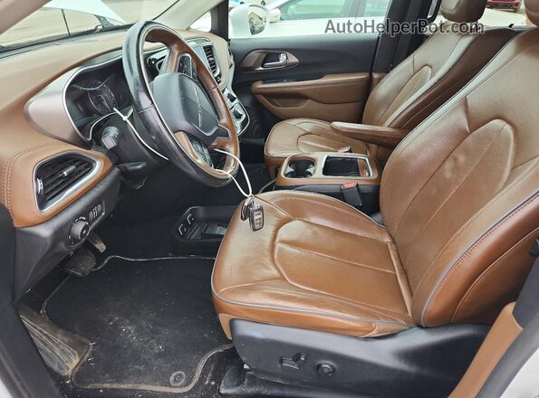 2C4RC1GGXHR836018 2017 CHRYSLER PACIFICA White Vista interior delantera