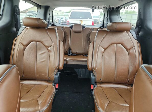 2C4RC1GGXHR836018 2017 CHRYSLER PACIFICA White Vista de los asientos traseros