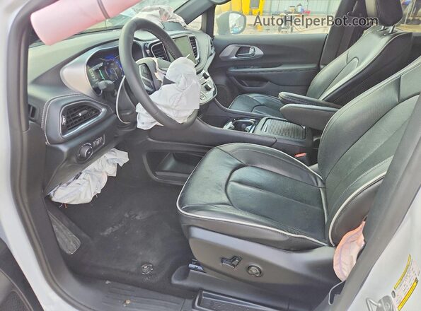 2C4RC1GGXTR176572 2026 CHRYSLER PACIFICA White Front interior view