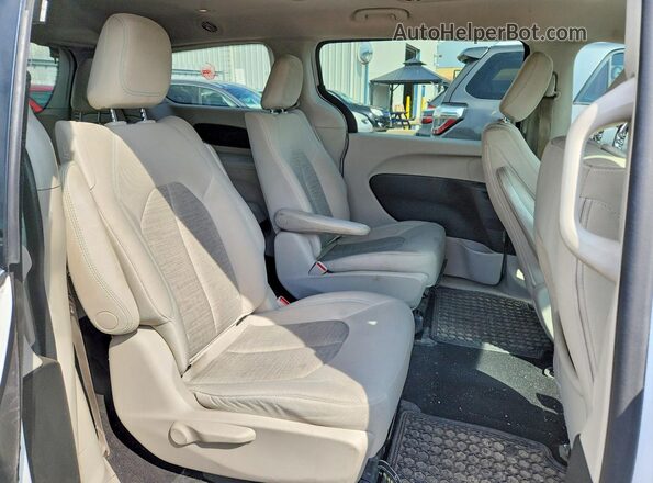 2C4RC1H73JR129671 2018 CHRYSLER PACIFICA Белый Вид задней части салона