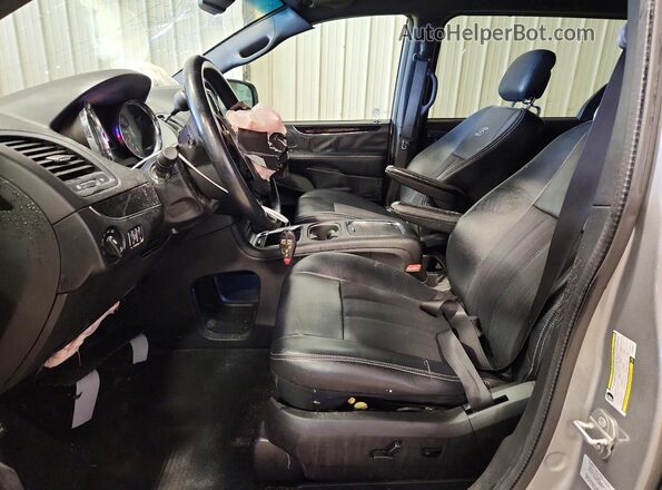 2C4RC1HG3GR200067 2016 CHRYSLER TOWN Серебряный Вид салона спереди