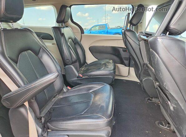 2C4RC1L78NR126701 2022 CHRYSLER PACIFICA Gray Rear interior view