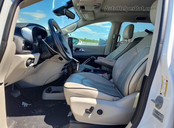 2C4RC1N73HR709226 2017 CHRYSLER PACIFICA White Вид салону спереду