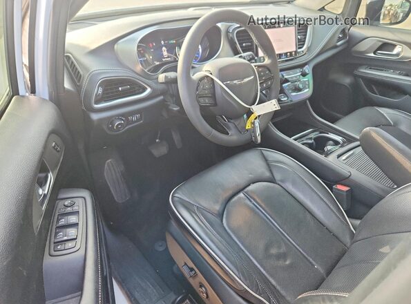 2C4RC1S72PR501017 2023 CHRYSLER PACIFICA Белый Вид панели приборов