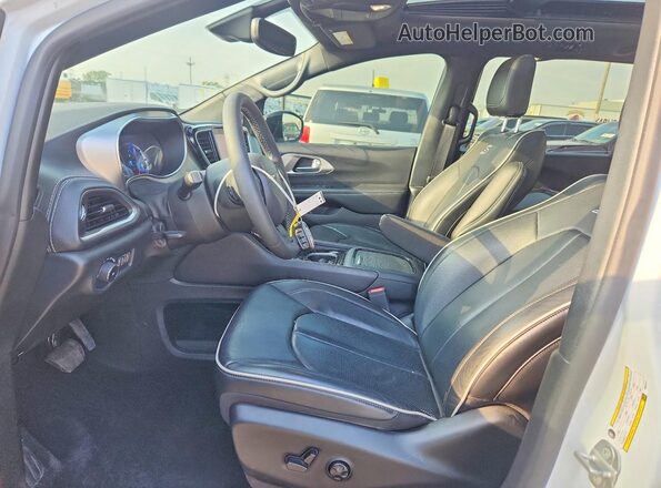2C4RC1S72PR501017 2023 CHRYSLER PACIFICA Белый Вид салона спереди