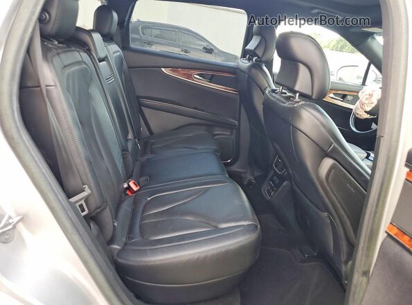 2LMPJ6LRXJBL43195 2018 LINCOLN MKX Silver Rear interior view