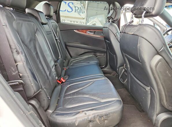 2LMPJ8L98KBL51213 2019 LINCOLN NAUTILUS White Вид задньої частини салону