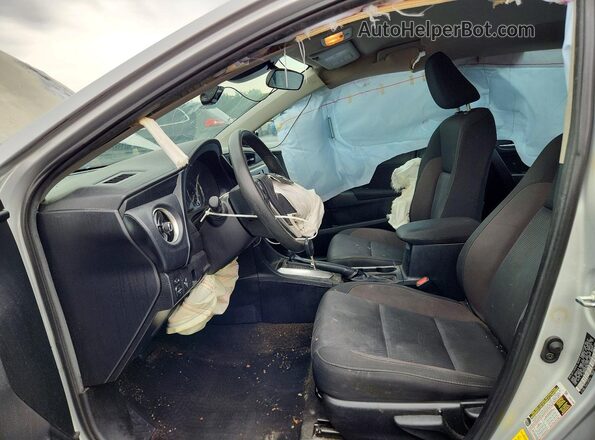 2T1BURHE8KC244585 2019 TOYOTA COROLLA Серебряный Вид салона спереди