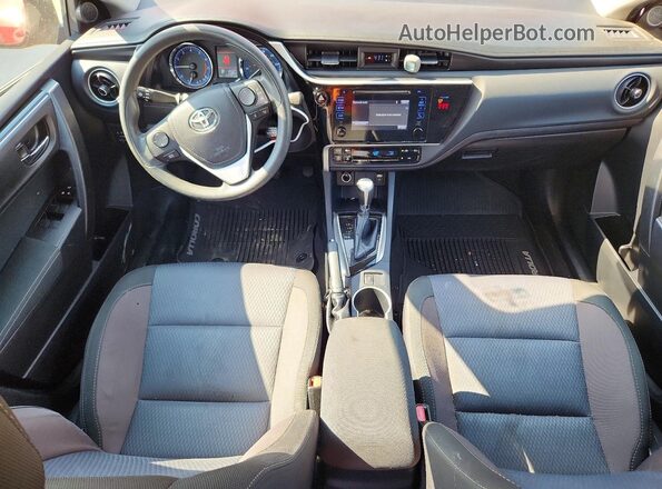2T1BURHE9JC015086 2018 TOYOTA COROLLA Red Widok deski rozdzielczej
