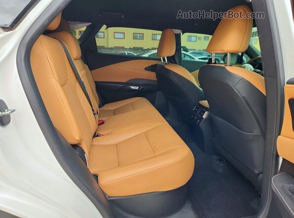 2T2BAMBA4RC044424 2024 LEXUS RX White Vista de los asientos traseros