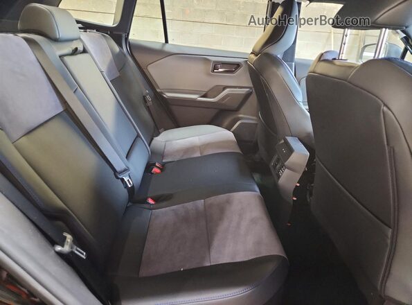 2T36CRAV5TW051817 2026 TOYOTA RAV4 Черный Вид задней части салона