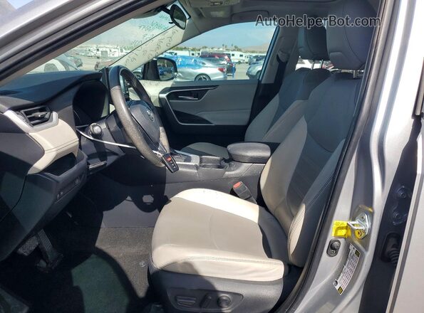 2T3C1RFV1KC027290 2019 TOYOTA RAV4 Silver Widok wnętrza z przodu