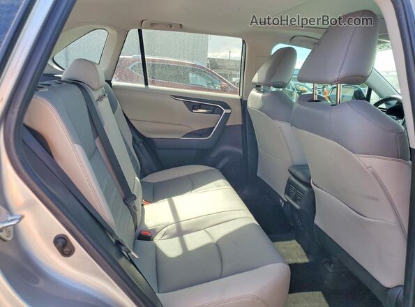 2T3C1RFV1KC027290 2019 TOYOTA RAV4 Silver Widok wnętrza z tyłu