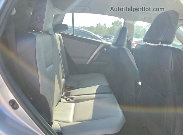 2T3DFREV0HW552940 2017 TOYOTA RAV4 Silver Vista interior trasera