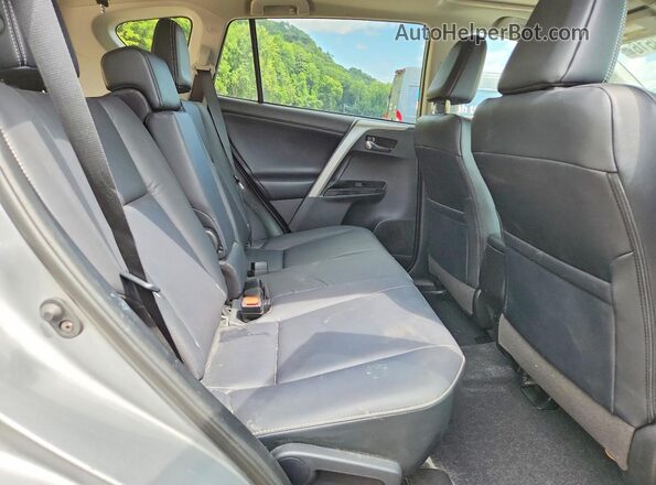 2T3DFREV7JW855669 2018 TOYOTA RAV4 Silver Vista interior trasera