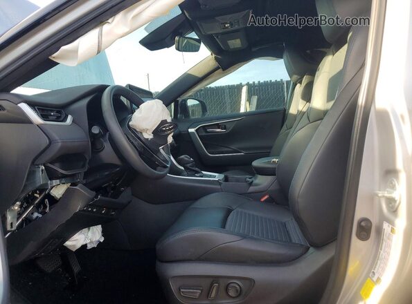 2T3E6RFVXPW040720 2023 TOYOTA RAV4 Silver Widok wnętrza z przodu