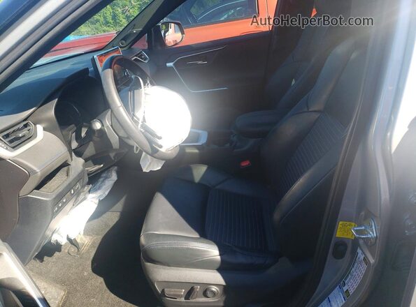 2T3EWRFV8LW059132 2020 TOYOTA RAV4 Серебряный Вид салона спереди