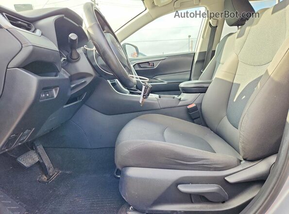 2T3H1RFV9MC093496 2021 TOYOTA RAV4 Серебряный Вид салона спереди