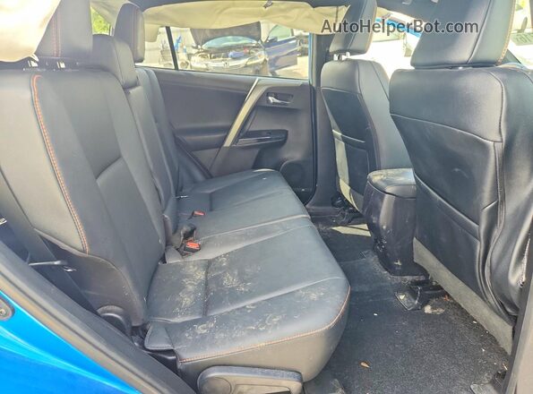 2T3JFREV9HW592873 2017 TOYOTA RAV4 Blue Вид задньої частини салону