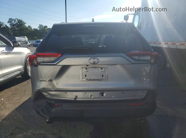 2T3P1RFV5LW124509 2020 TOYOTA RAV4 Silver Вид ззаду