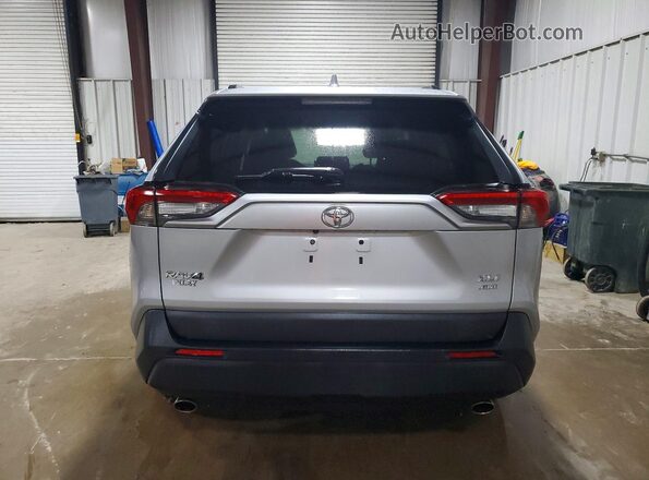 2T3P1RFV5MW238978 2021 TOYOTA RAV4 Серебряный Вид сзади