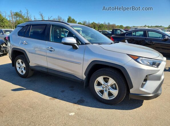 2T3P1RFV6LW122493 2020 TOYOTA RAV4 Серебряный Передняя правая четверть