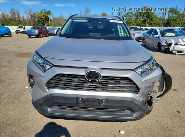 2T3P1RFV6LW122493 2020 TOYOTA RAV4 Серебряный Вид спереди
