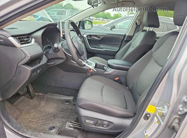 2T3P1RFV7PW343400 2023 TOYOTA RAV4 Серебряный Вид салона спереди