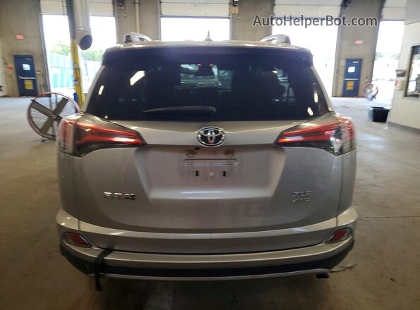 2T3RFREV7HW542377 2017 TOYOTA RAV4 Серебряный Вид сзади