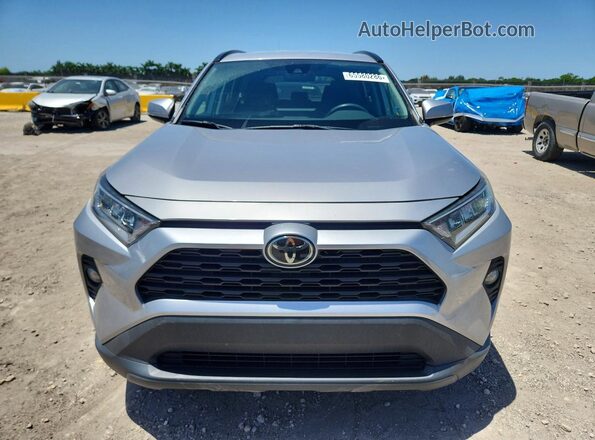 2T3W1RFV4LC068981 2020 TOYOTA RAV4 Серебряный Вид спереди