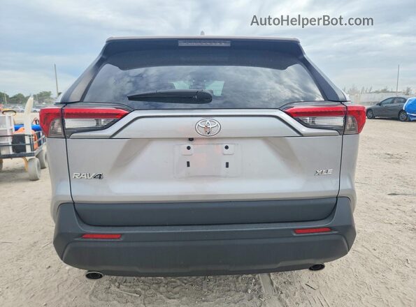 2T3W1RFV4RC281695 2024 TOYOTA RAV4 Silver Widok z tyłu
