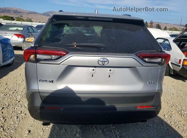 2T3W1RFV9MC148231 2021 TOYOTA RAV4 Серебряный Вид сзади