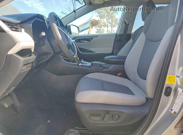 2T3W1RFV9MC148231 2021 TOYOTA RAV4 Серебряный Вид салона спереди